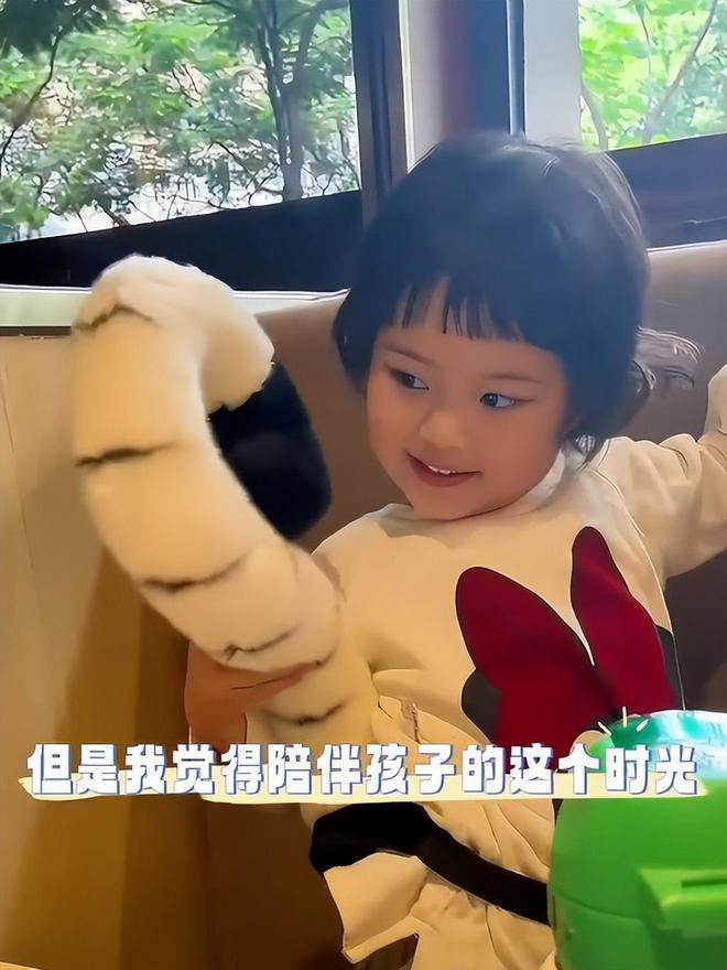 ＂柳红＂陈莹晒带娃照，3岁小女儿卷毛大眼超漂亮