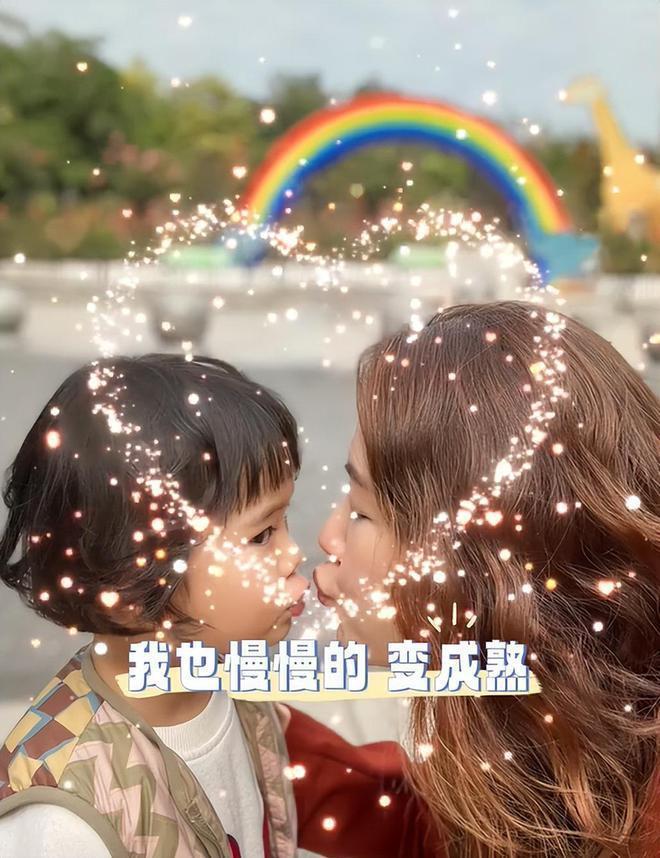 ＂柳红＂陈莹晒带娃照，3岁小女儿卷毛大眼超漂亮