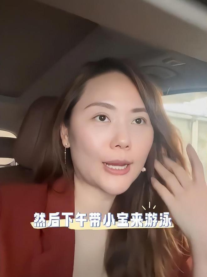 ＂柳红＂陈莹晒带娃照，3岁小女儿卷毛大眼超漂亮