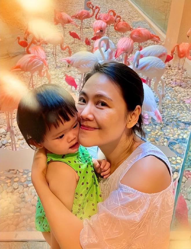 ＂柳红＂陈莹晒带娃照，3岁小女儿卷毛大眼超漂亮