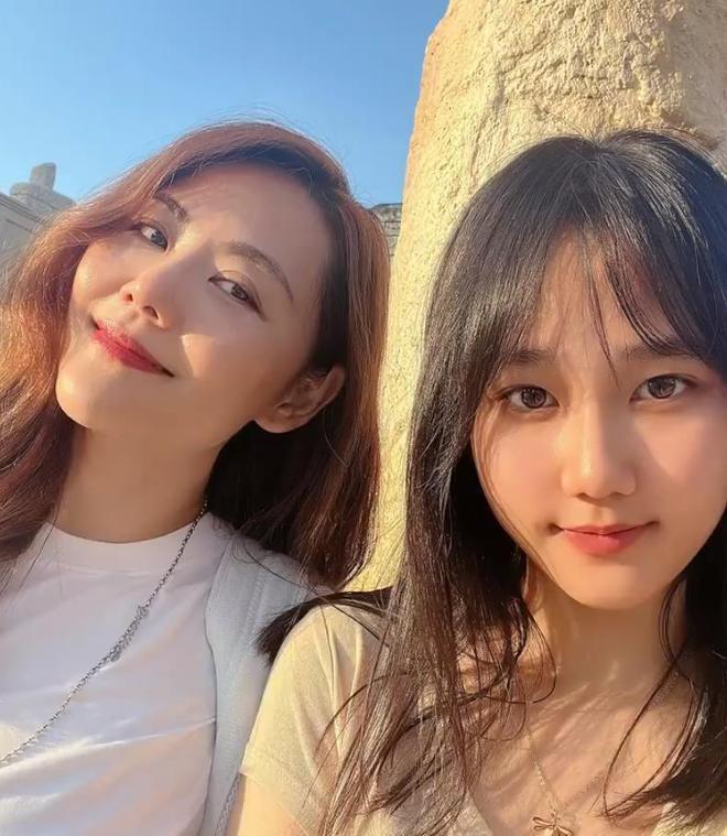 ＂柳红＂陈莹晒带娃照，3岁小女儿卷毛大眼超漂亮