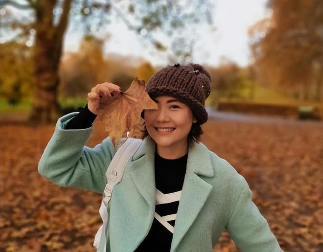 ＂柳红＂陈莹晒带娃照，3岁小女儿卷毛大眼超漂亮