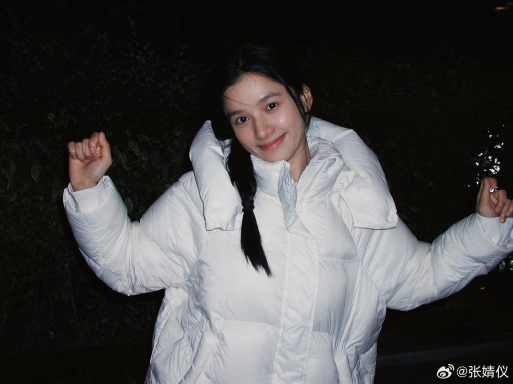 张婧仪裹白色羽绒服露素颜 甜笑歪头比耶