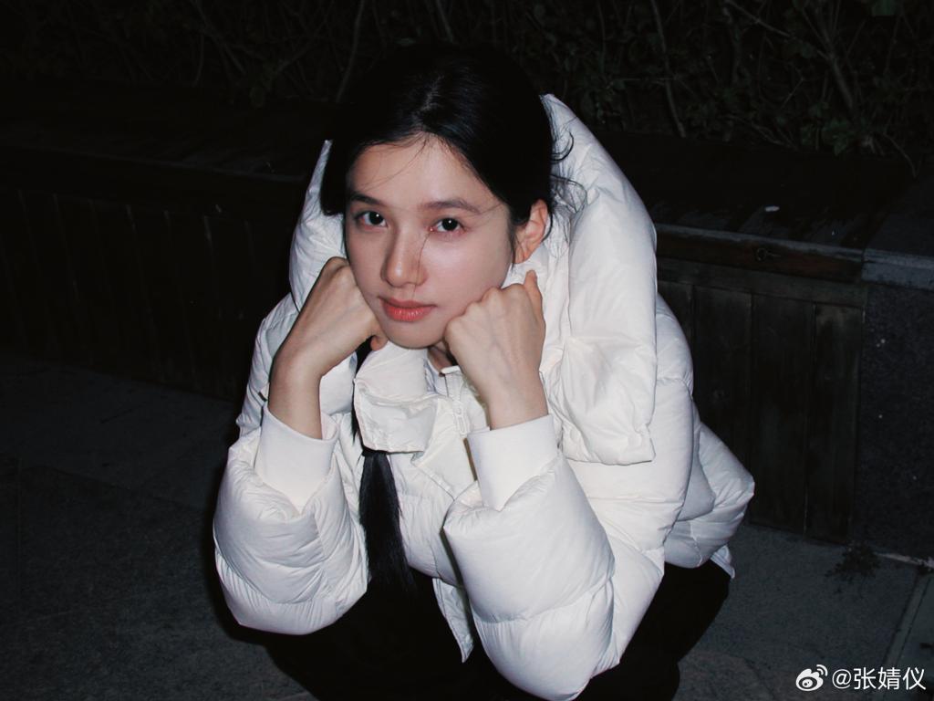 张婧仪裹白色羽绒服露素颜 甜笑歪头比耶
