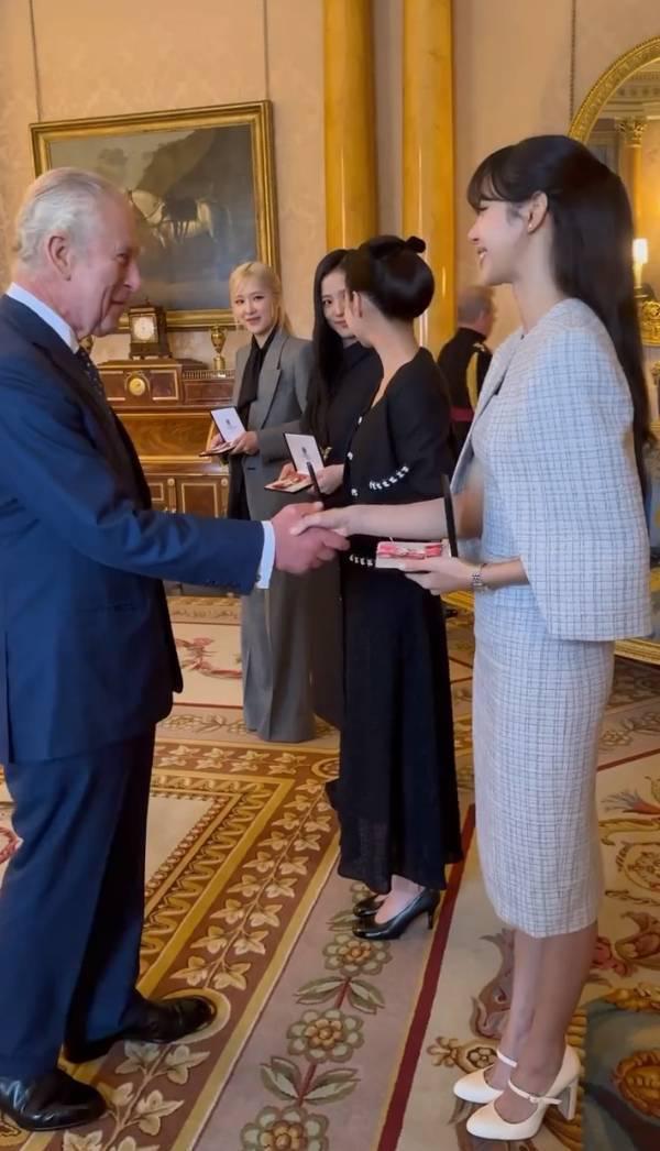 BLACKPINK获查尔斯国王颁发勋章 笑靥如花超开心