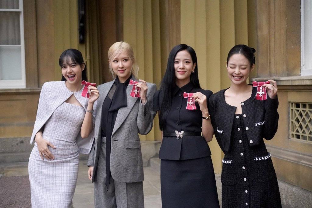 BLACKPINK获查尔斯国王颁发勋章 笑靥如花超开心