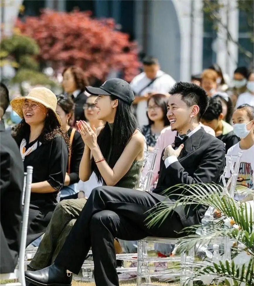 震惊！他不是有女朋友了吗？？