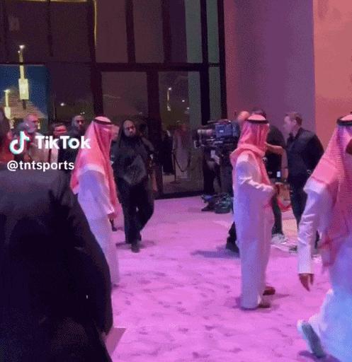 被顶流老公PUA到没朋友，吃饭穿衣都做不了主，离婚还是死撑