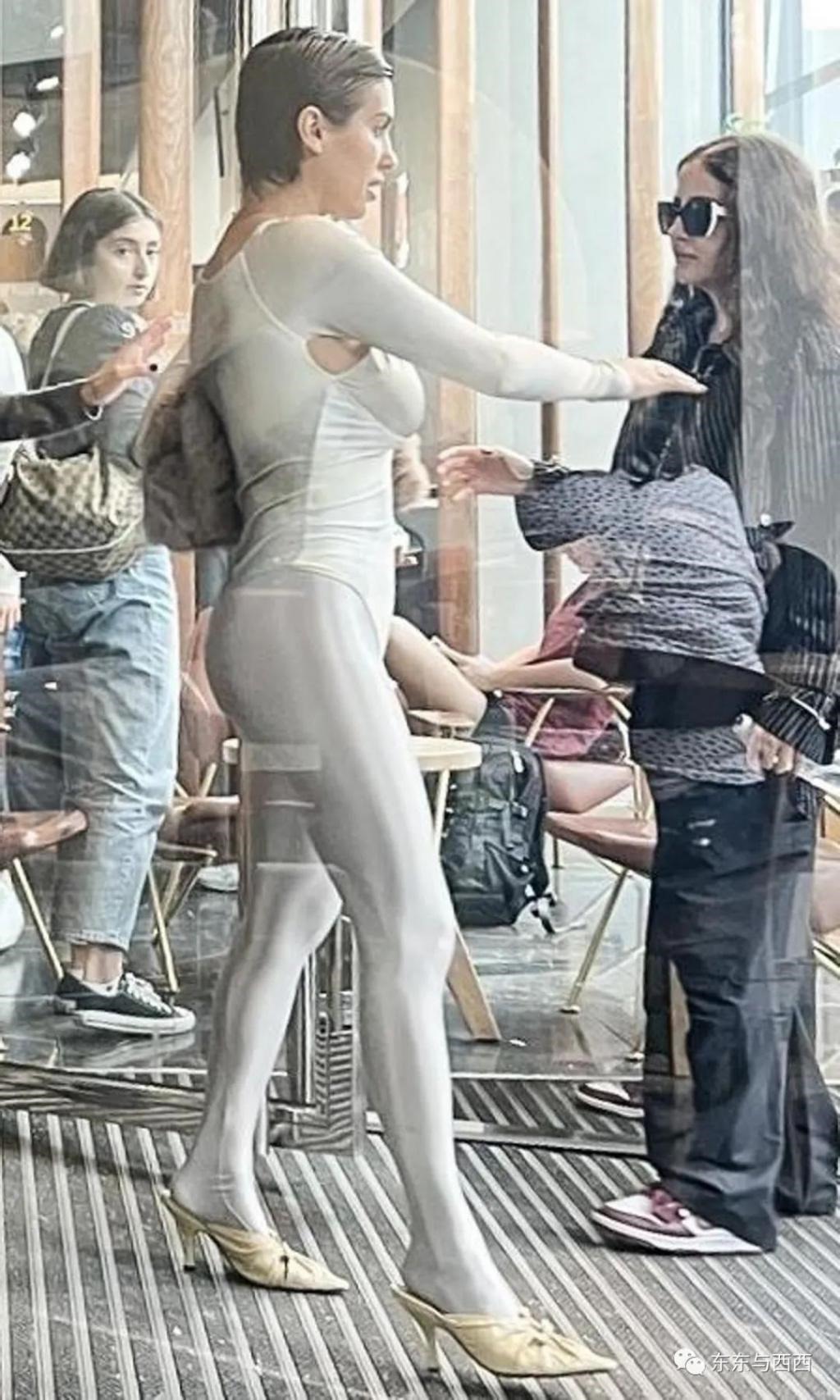 被顶流老公PUA到没朋友，吃饭穿衣都做不了主，离婚还是死撑