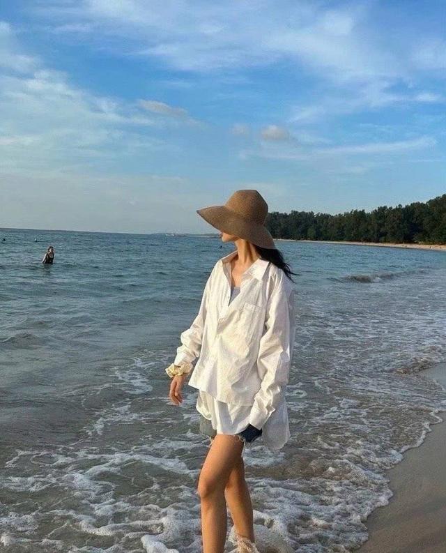 杨紫晒泰国游玩plog 穿粉色针织吊带身材曼妙