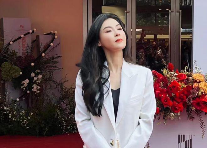 43岁张柏芝亮相广州：白衣长发气质佳，生图好美骨相好绝！