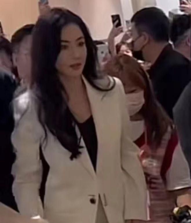 43岁张柏芝亮相广州：白衣长发气质佳，生图好美骨相好绝！