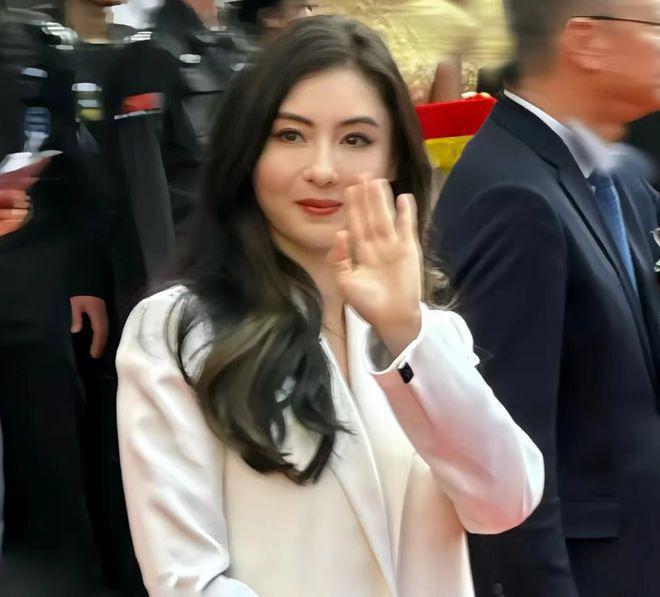 43岁张柏芝亮相广州：白衣长发气质佳，生图好美骨相好绝！