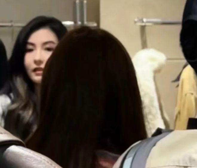 43岁张柏芝亮相广州：白衣长发气质佳，生图好美骨相好绝！