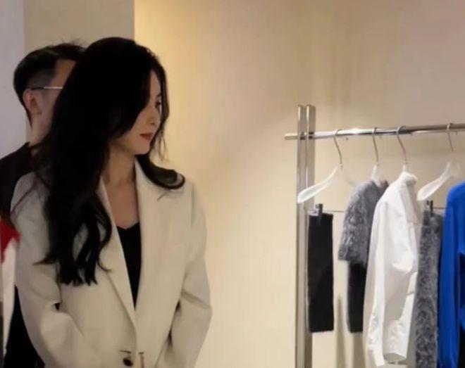 43岁张柏芝亮相广州：白衣长发气质佳，生图好美骨相好绝！