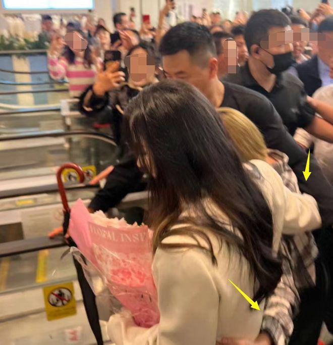 43岁张柏芝亮相广州：白衣长发气质佳，生图好美骨相好绝！