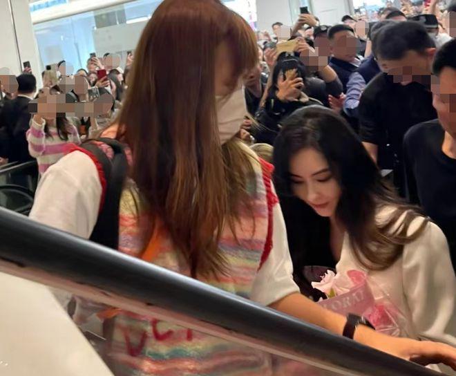 43岁张柏芝亮相广州：白衣长发气质佳，生图好美骨相好绝！