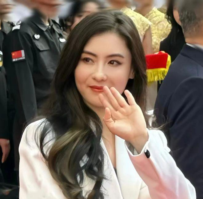 43岁张柏芝亮相广州：白衣长发气质佳，生图好美骨相好绝！