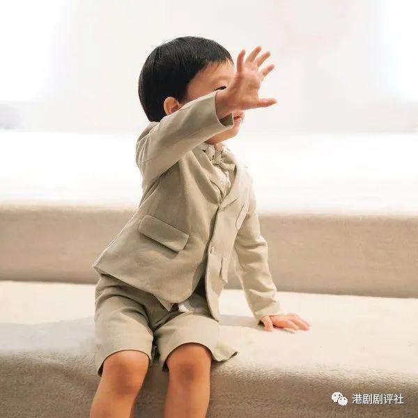 周柏豪首公开2岁儿子正面照，睫毛超长像爸爸，粉丝：好可爱