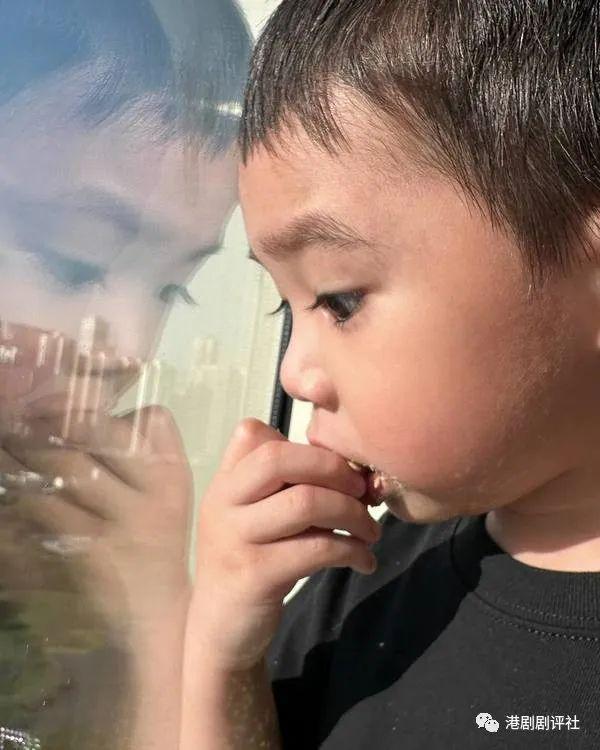 周柏豪首公开2岁儿子正面照，睫毛超长像爸爸，粉丝：好可爱