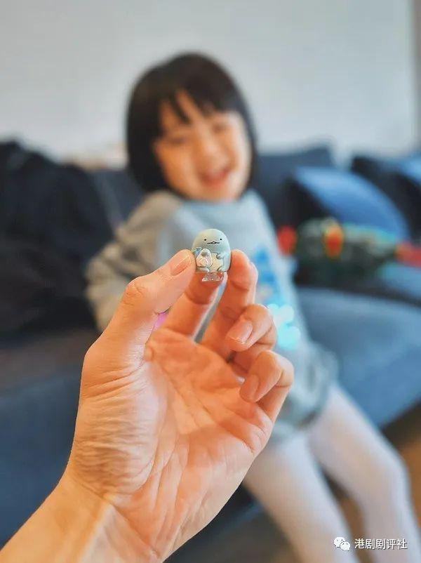 周柏豪首公开2岁儿子正面照，睫毛超长像爸爸，粉丝：好可爱