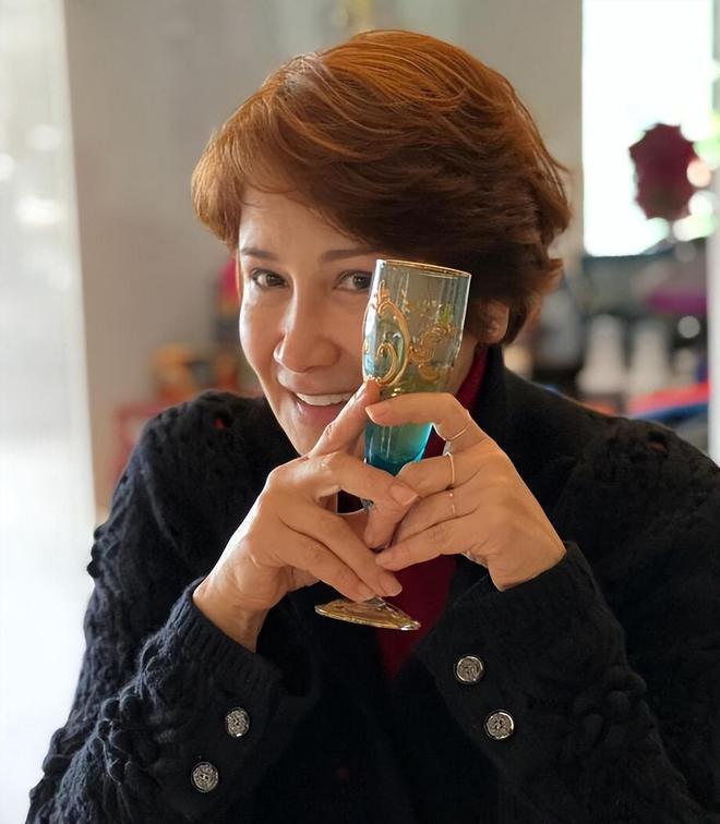 李玟离世快满5个月，甄妮想卖掉昔日收藏的古董做慈善