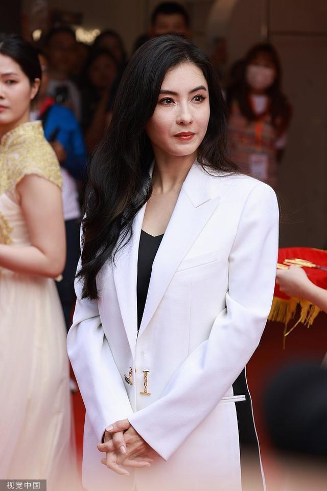 张柏芝身穿白色西装端庄干练 妆容精致状态在线