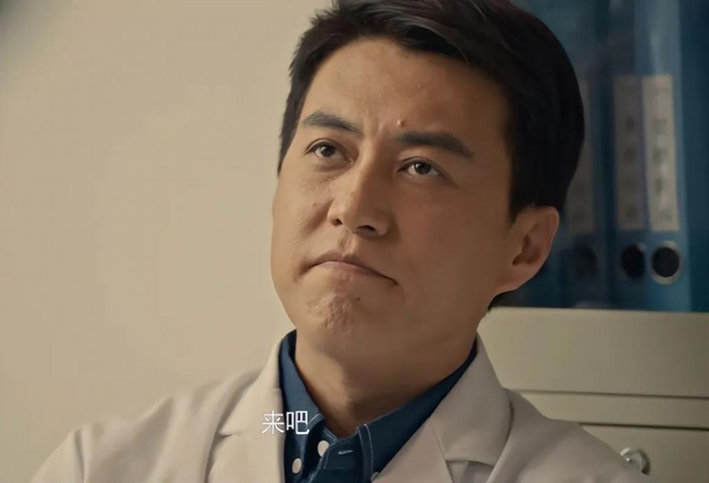 全程摇头晃脑表情狰狞，靳东带来“国家一级演员”教科书式演技