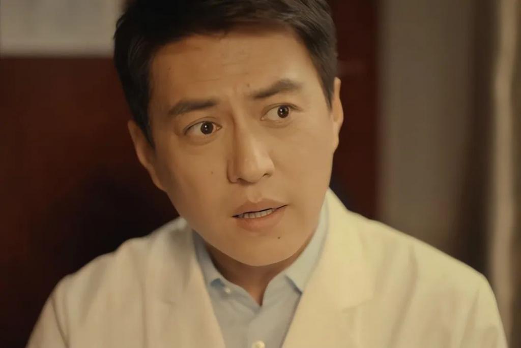 全程摇头晃脑表情狰狞，靳东带来“国家一级演员”教科书式演技