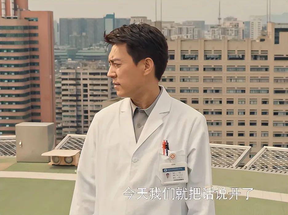全程摇头晃脑表情狰狞，靳东带来“国家一级演员”教科书式演技