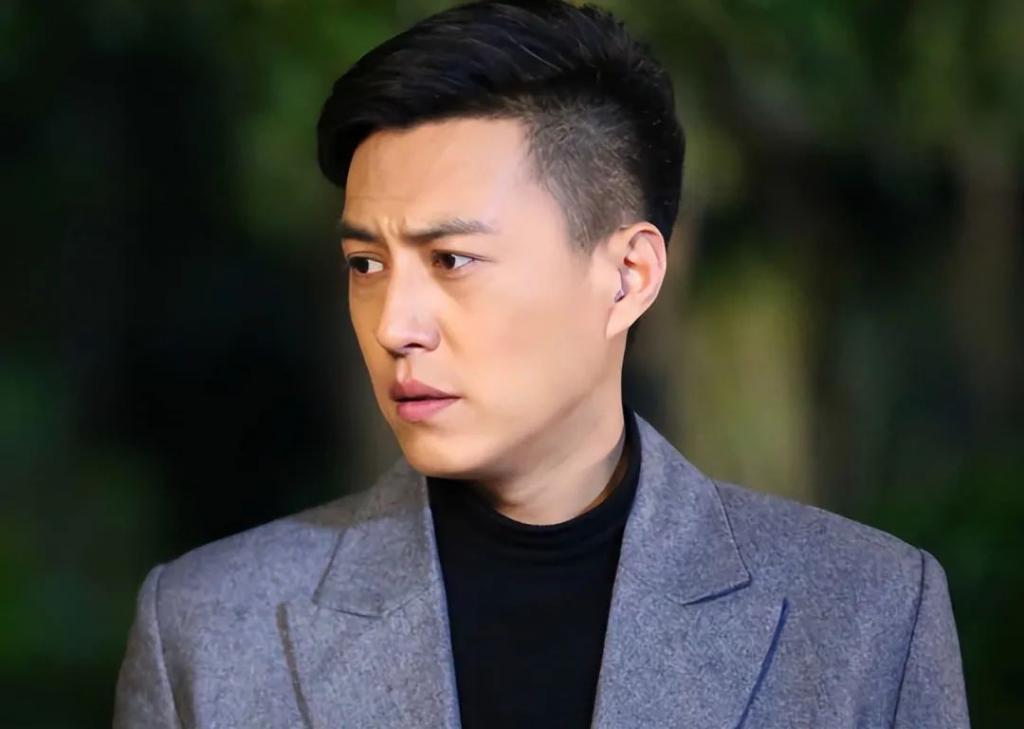 全程摇头晃脑表情狰狞，靳东带来“国家一级演员”教科书式演技