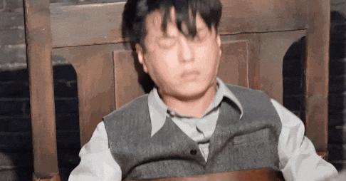 全程摇头晃脑表情狰狞，靳东带来“国家一级演员”教科书式演技