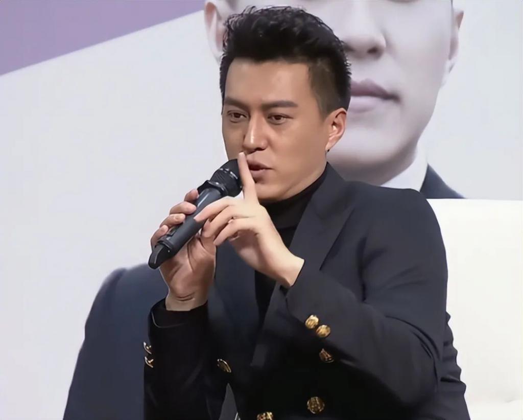 全程摇头晃脑表情狰狞，靳东带来“国家一级演员”教科书式演技
