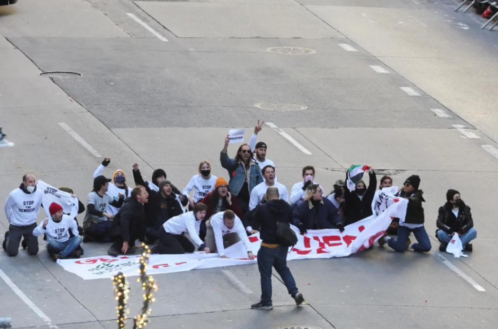 纽约感恩节大游行，数百万人涌上街头，亲巴抗议者被捕（视频多图）