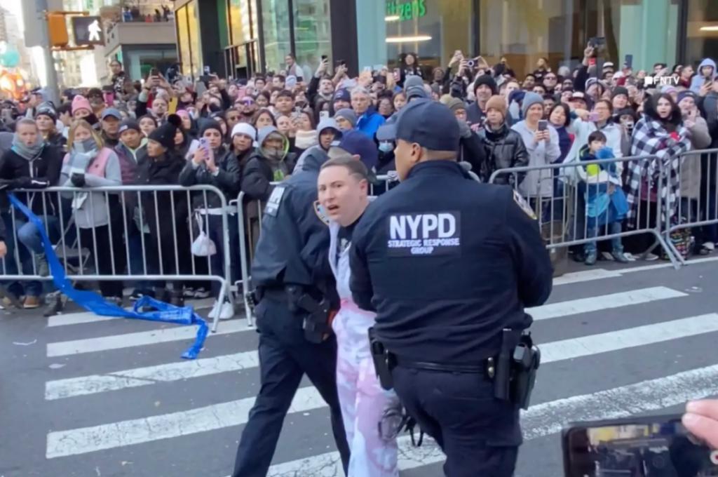 纽约感恩节大游行，数百万人涌上街头，亲巴抗议者被捕（视频多图）