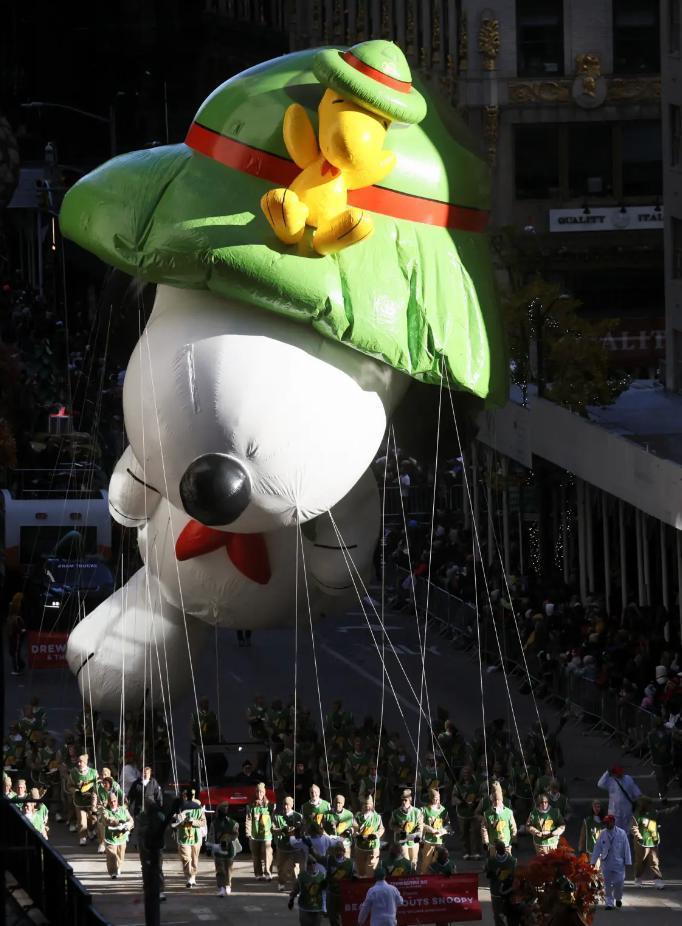 纽约感恩节大游行，数百万人涌上街头，亲巴抗议者被捕（视频多图）