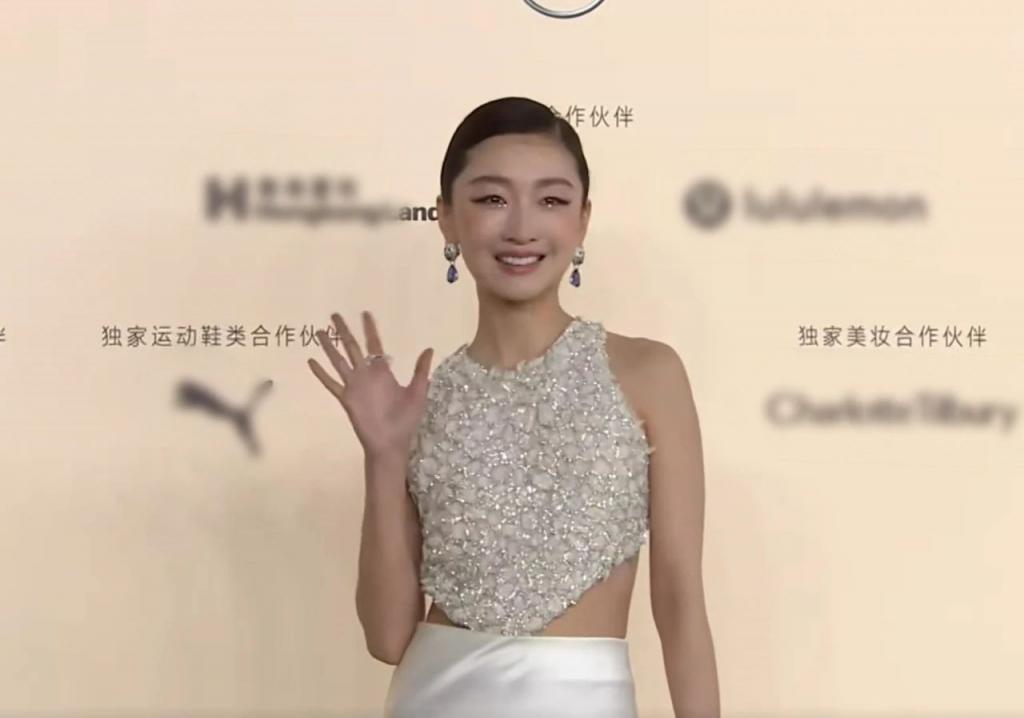 时尚盛典女明星一个比一个辣：古力娜扎大秀好身材，倪妮深V抢镜