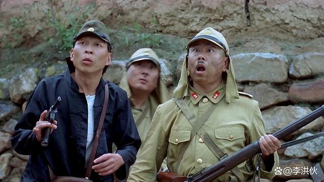 重温电影《举起手来》：夸张搞笑外衣下是小人物的抗日大智慧