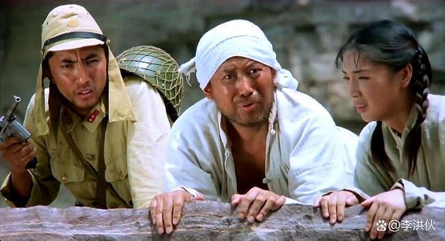 重温电影《举起手来》：夸张搞笑外衣下是小人物的抗日大智慧