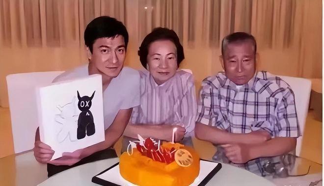 刘德华父亲因病去世，父子俩最后公开合影曝光