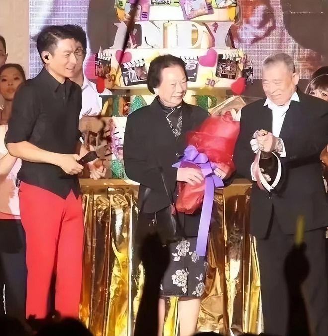 刘德华父亲因病去世，父子俩最后公开合影曝光