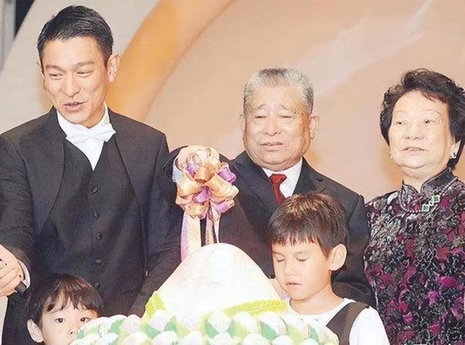 刘德华父亲因病去世，父子俩最后公开合影曝光