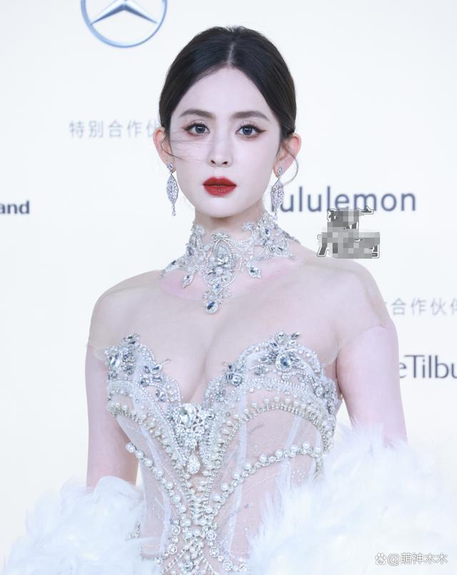 女明星时尚盛典太拼了！热巴造型又被吐槽，娜扎赢麻了