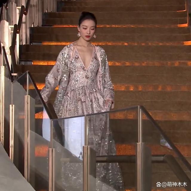 女明星时尚盛典太拼了！热巴造型又被吐槽，娜扎赢麻了