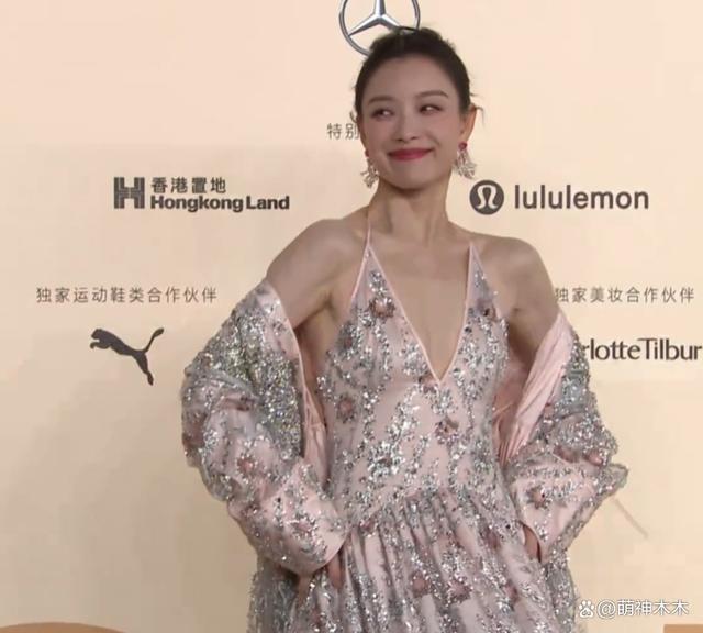 女明星时尚盛典太拼了！热巴造型又被吐槽，娜扎赢麻了