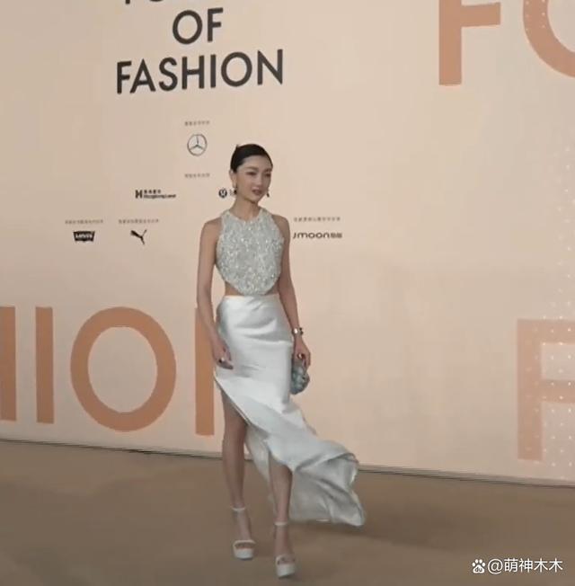 女明星时尚盛典太拼了！热巴造型又被吐槽，娜扎赢麻了
