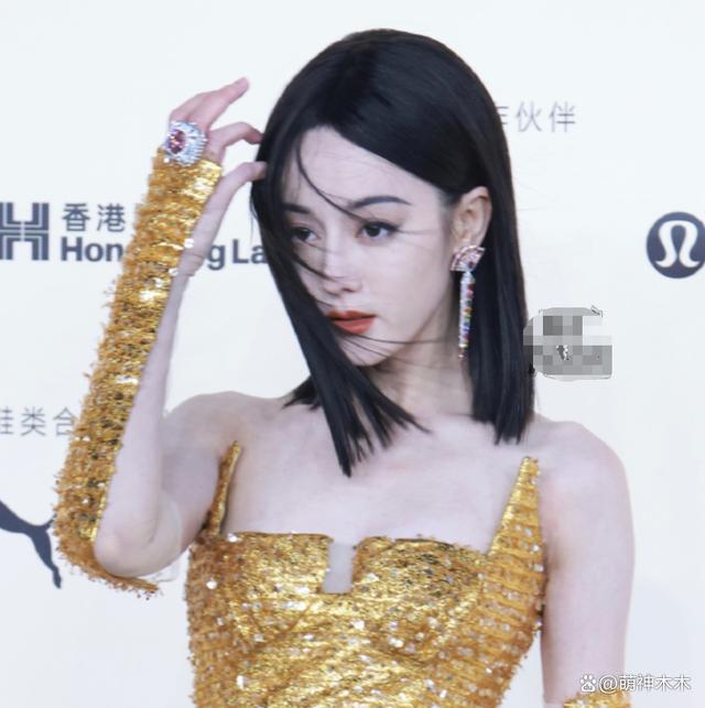 女明星时尚盛典太拼了！热巴造型又被吐槽，娜扎赢麻了