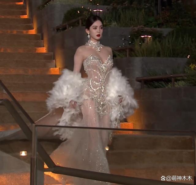 女明星时尚盛典太拼了！热巴造型又被吐槽，娜扎赢麻了