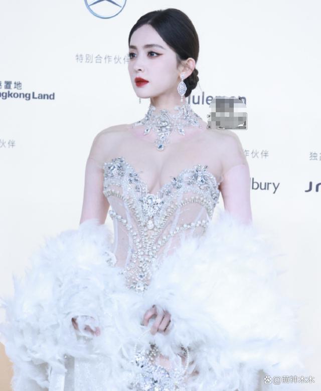 女明星时尚盛典太拼了！热巴造型又被吐槽，娜扎赢麻了