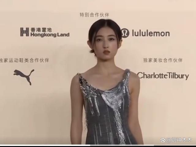 女明星时尚盛典太拼了！热巴造型又被吐槽，娜扎赢麻了